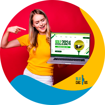 BluCactus Colombia - mujer sonriente señala laptop