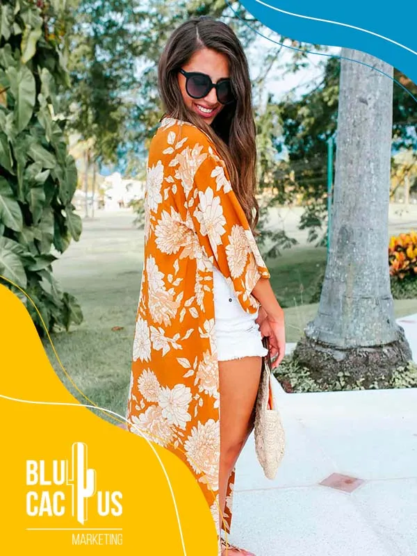 BluCactus-Agencia-de-Marketing-de-Moda-chica-con-gafas-de-sol-y-una-cárdigan-naranja