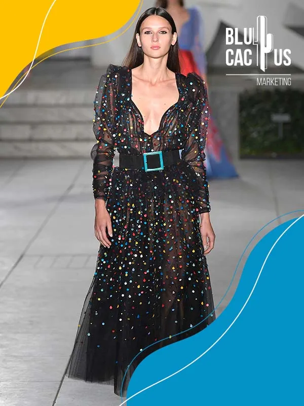 BluCactus-Agencia-de-marketing-de-moda-chica-con-un-vestido-negro-con-motas-y-cinturón