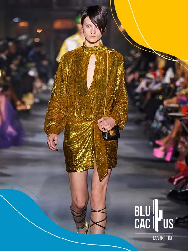 BluCactus-Agencia-de-marketing-de-moda-chica-de-pelo-corto-con-un-jumper-dorado