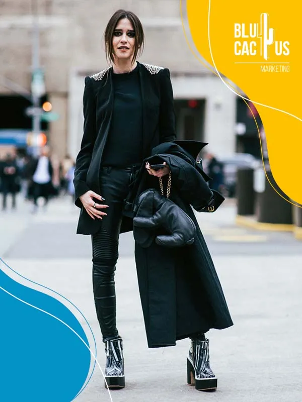 BluCactus-Agencia-de-marketing-de-moda-chica-marrón-con-un-traje-negro