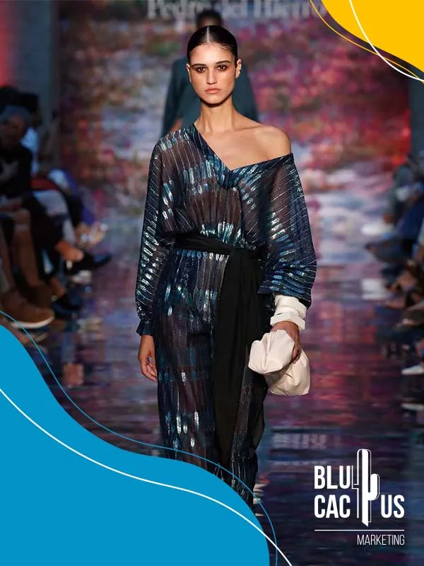 BluCactus-Agencia-de-marketing-de-moda-chica-morena-con-un-jumper-azul-transparente