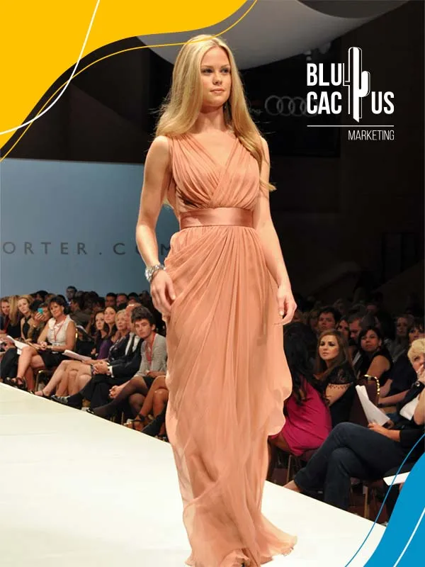 BluCactus-Agencia-de-marketing-de-moda-chica-rubia-con-un-vestido-coral