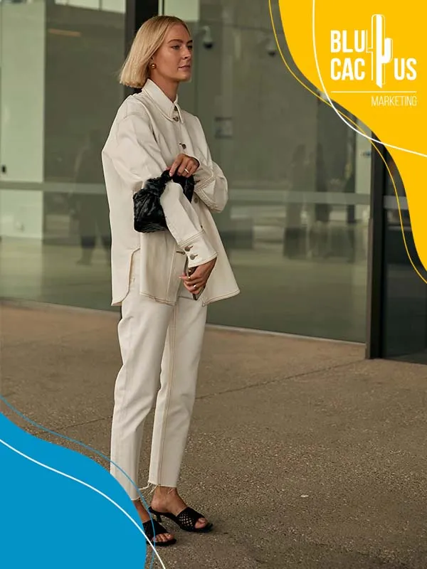 BluCactus-Moda-Marketing-chica-rubia-con-conjunto-de-traje-blanco